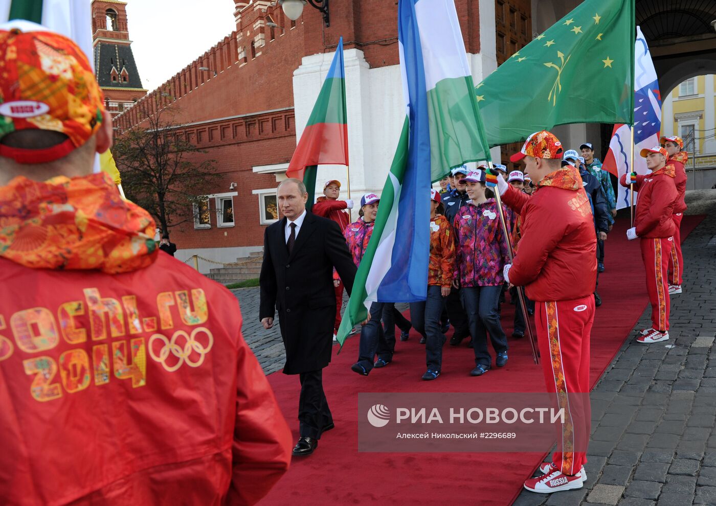 В.Путин дал старт эстафете олимпийского огня в России