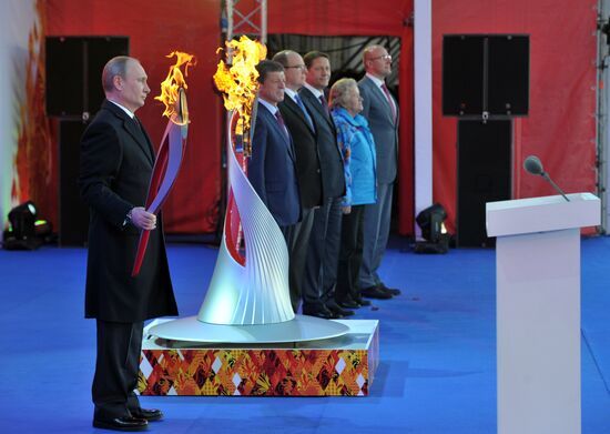В.Путин дал старт эстафете олимпийского огня в России