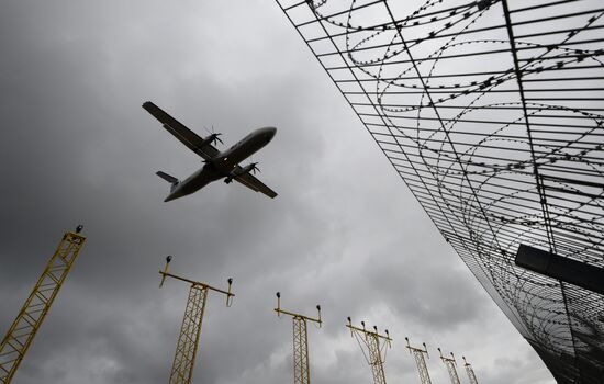 Самолет авиакомпании "ЮТэйр" заходит на посадку в аэропорту "Внуково"