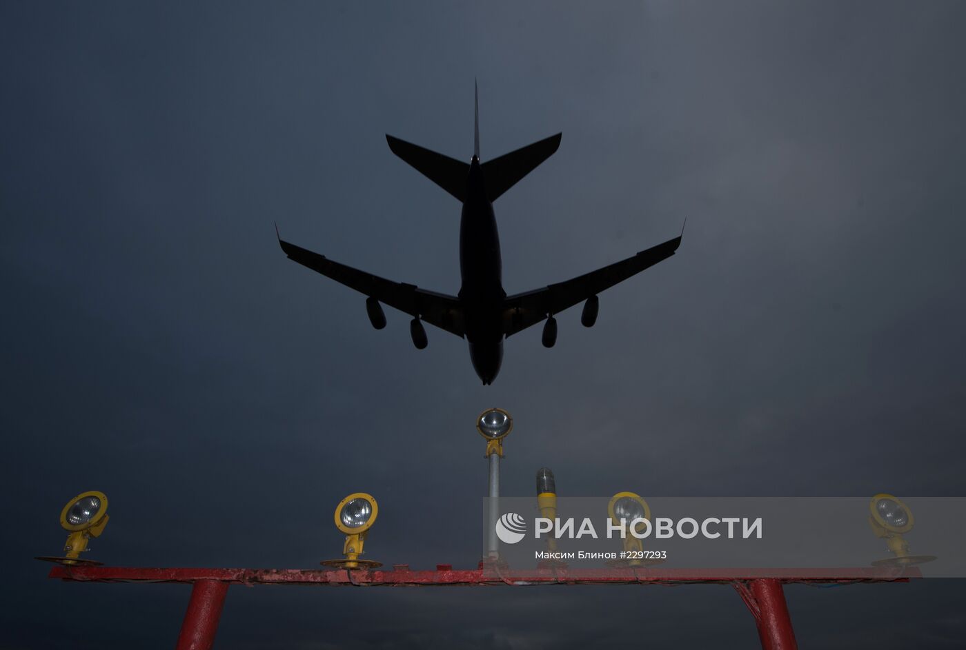 Самолет заходит на посадку в аэропорту "Шереметьево"