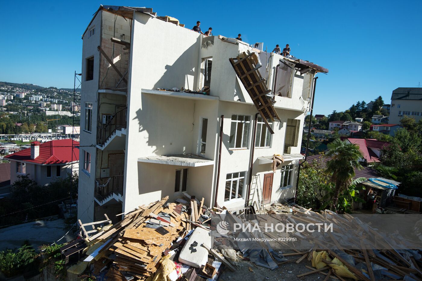 Снос незаконно построенного дома в Сочи