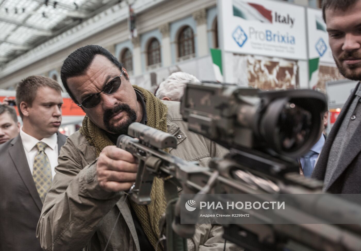 Актер Стивен Сигал посетил выставку "Оружие и охота" в Москве