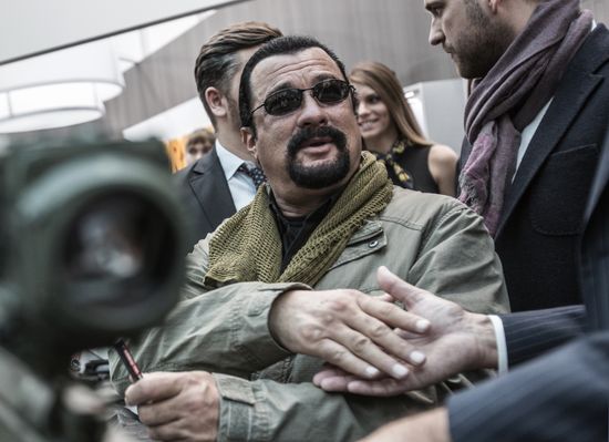 Актер Стивен Сигал посетил выставку "Оружие и охота" в Москве