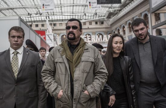 Актер Стивен Сигал посетил выставку "Оружие и охота" в Москве