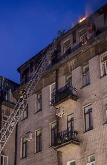 Пожар в жилом доме в центре Санкт-Петербурга