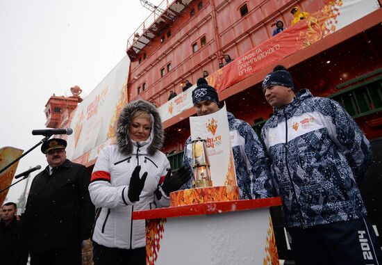 Отплытие атомного ледокола с Олимпийским огнем на Северный полюс