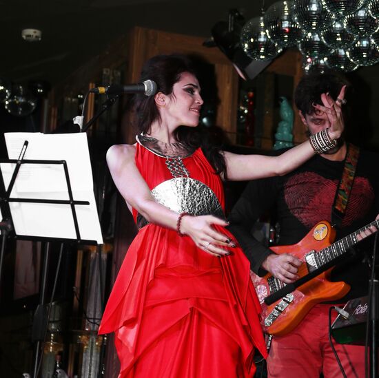 Премьера клипа Сати Казановой на песню "Дура"