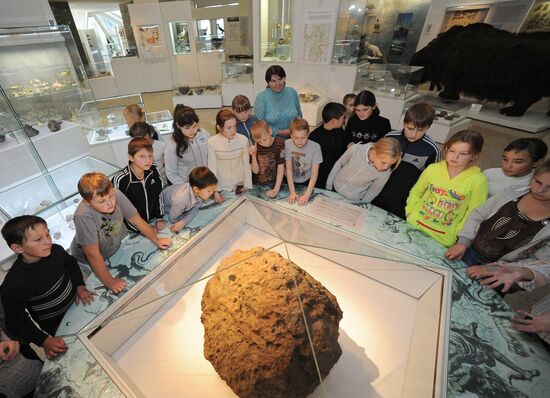 Метеорит Челябинск экспонируется в краеведческом музее Челябинска