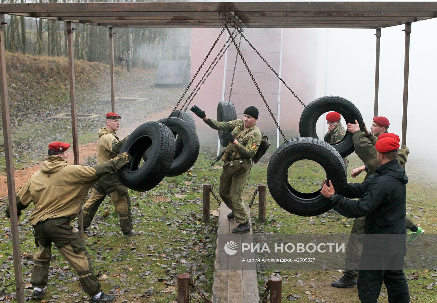 Сдача норматива на "краповый берет" служащими белорусского спецназа