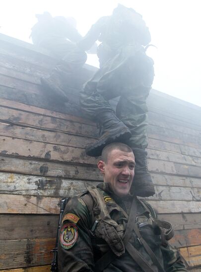 Сдача норматива на "краповый берет" служащими белорусского спецназа