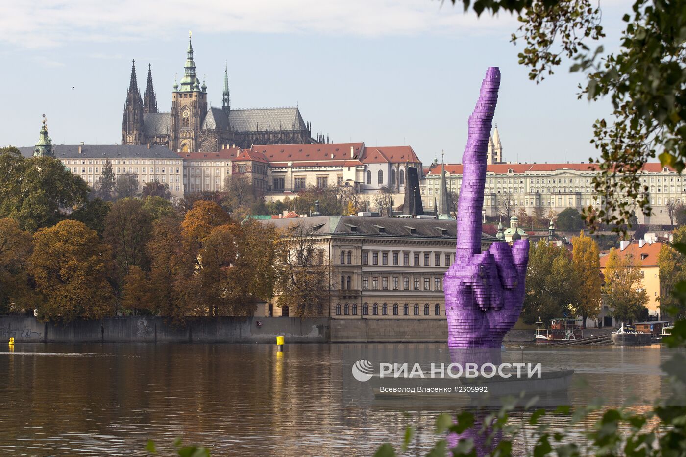 Огромный средний палец появился в центре Праги в канун выборов
