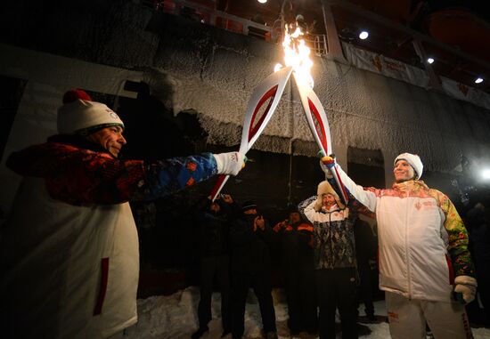 Участники Эстафеты Олимпийского огня на Северном полюсе
