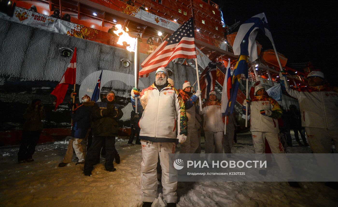 Участники Эстафеты Олимпийского огня на Северном полюсе