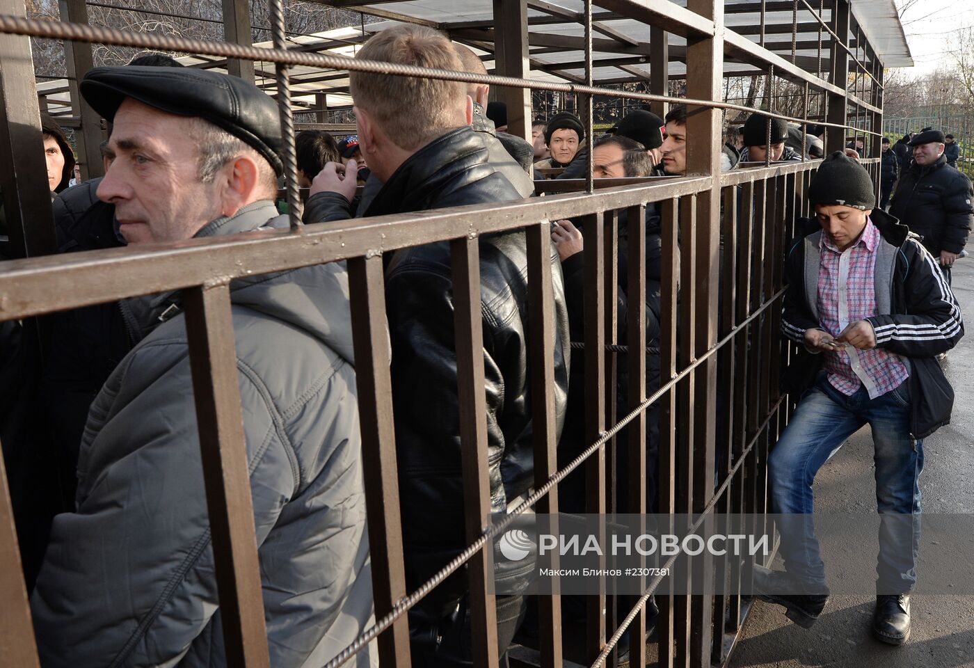 Очереди мигрантов у отделения УФМС по Москве