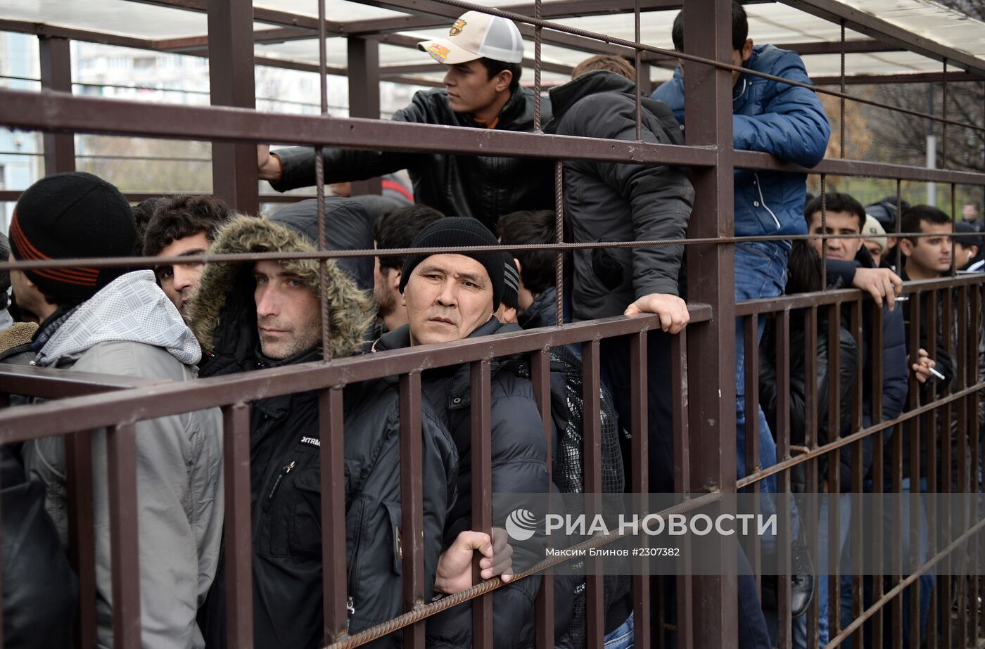 Очереди мигрантов у отделения УФМС по Москве