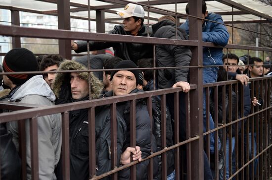 Очереди мигрантов у отделения УФМС по Москве