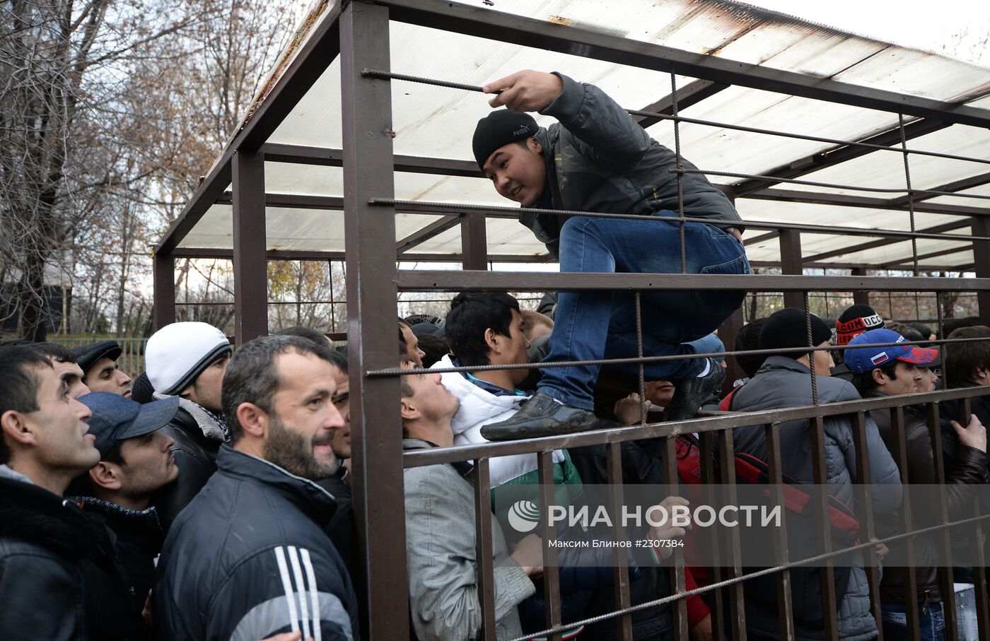 Очереди мигрантов у отделения УФМС по Москве