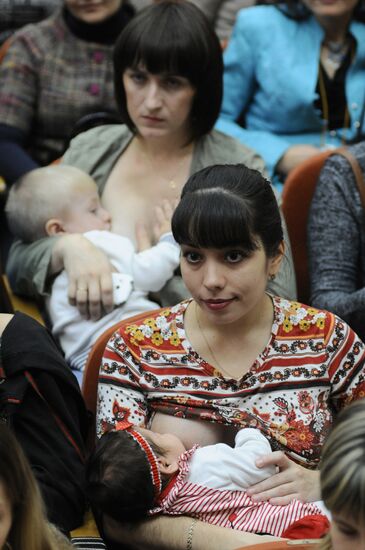 Массовая акция по кормлению грудью в Красноярске