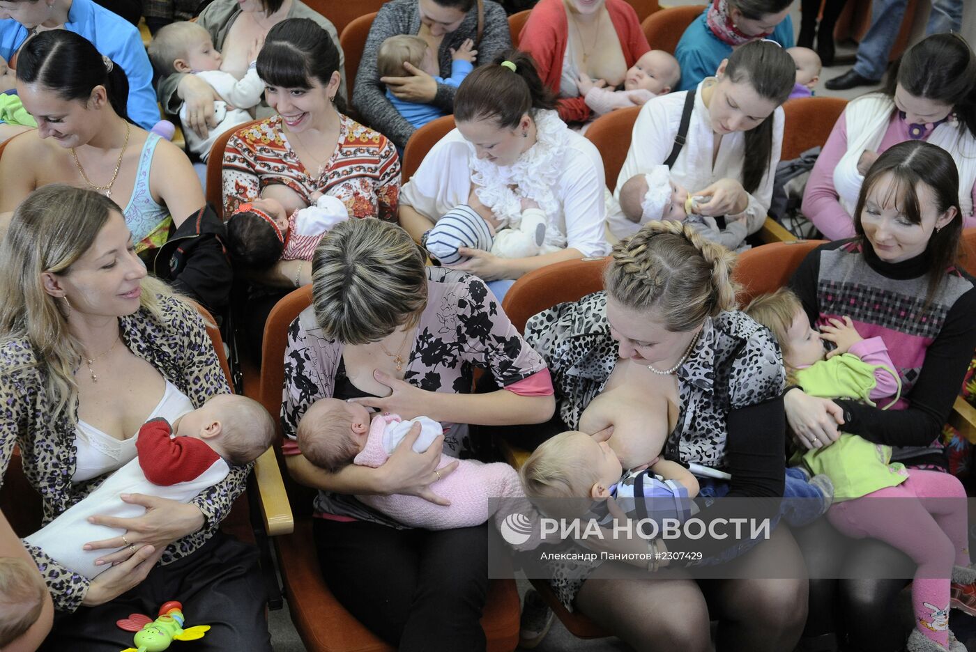 Массовая акция по кормлению грудью в Красноярске
