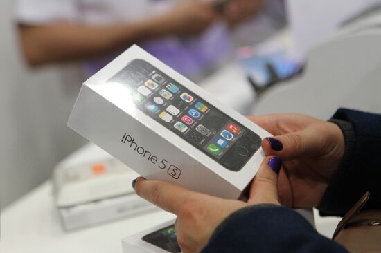 Официальный старт продажи iPhone 5s и iPhone 5c в Москве