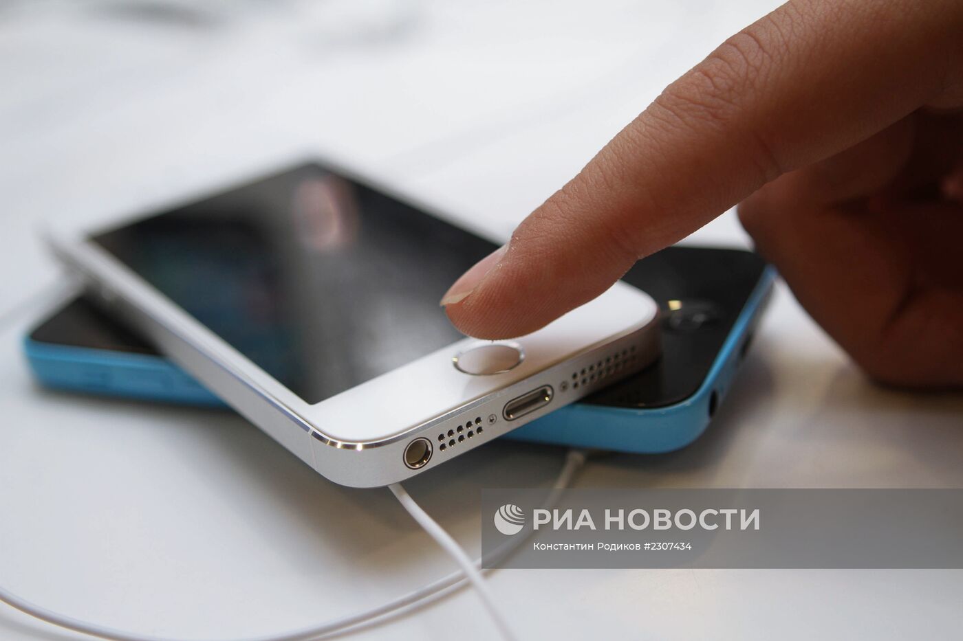 Официальный старт продажи iPhone 5s и iPhone 5c в Москве