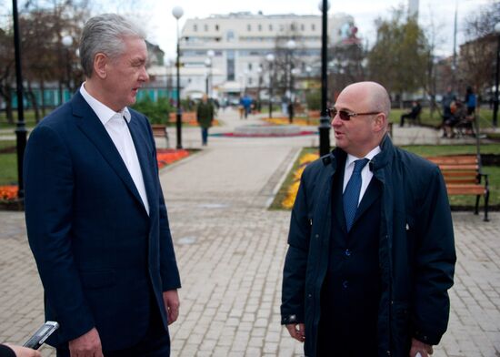 С.Собянин осмотрел сквер, благоустроенный на Сухаревской площади