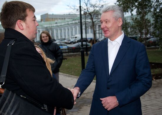 С.Собянин осмотрел сквер, благоустроенный на Сухаревской площади