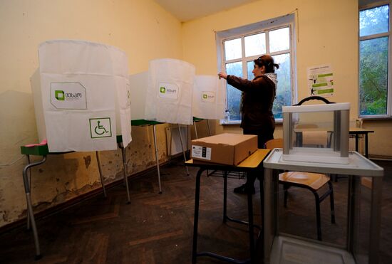 Подготовка избирательных участков к выборам президента Грузии