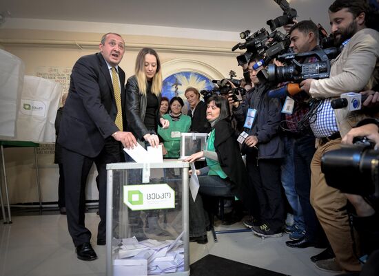 Георгий Маргвелашвили голосует на выборах президента Грузии