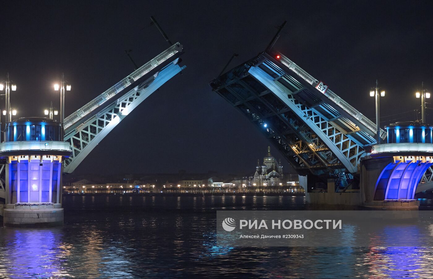 Проход судов под разведенным Благовещинским мостом в Санкт-Петербурге