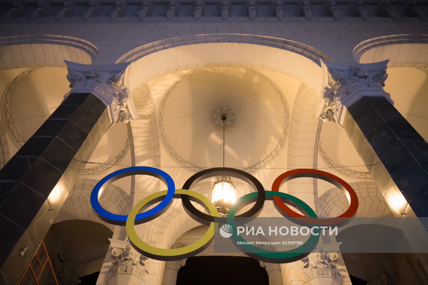Установка Олимпийских колец на железнодорожном вокзале в Сочи