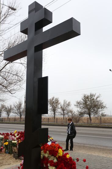 На месте теракта в Волгограде установили крест