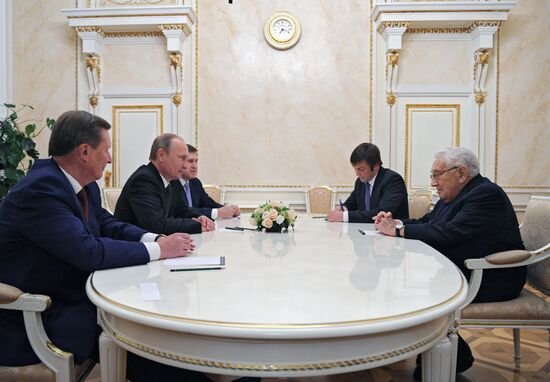 В.Путин встретился с Г.Киссинджером