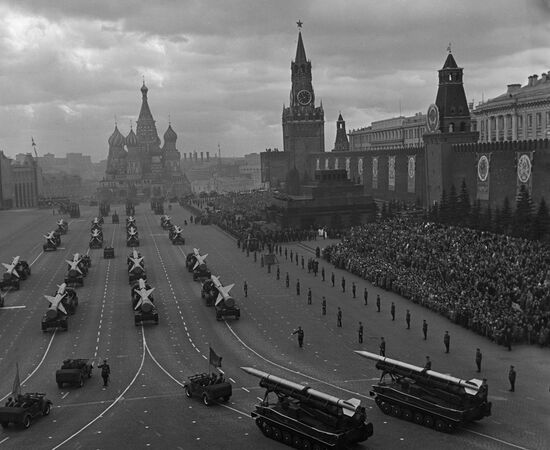 Первомайский парад на Красной площади в Москве