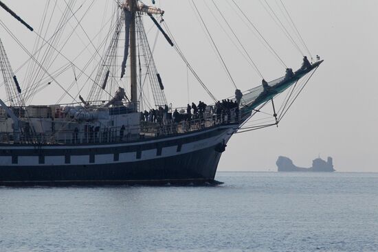 Начало океанского учебного похода парусного фрегата "Паллада"
