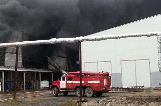 Крупный пожар на заводе в Подмосковье
