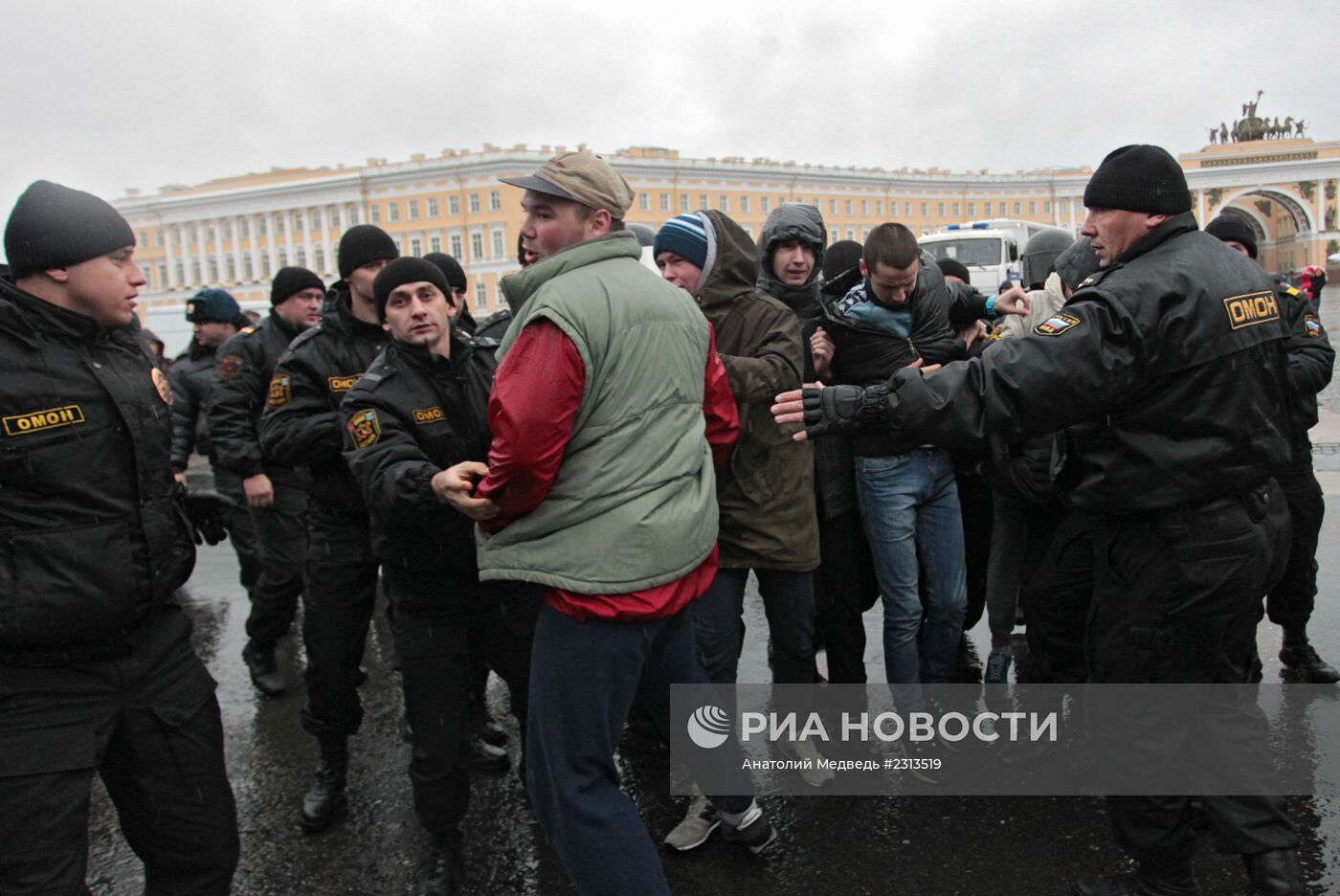 Акция националистов на Дворцовой площади в Санкт-Петербурге