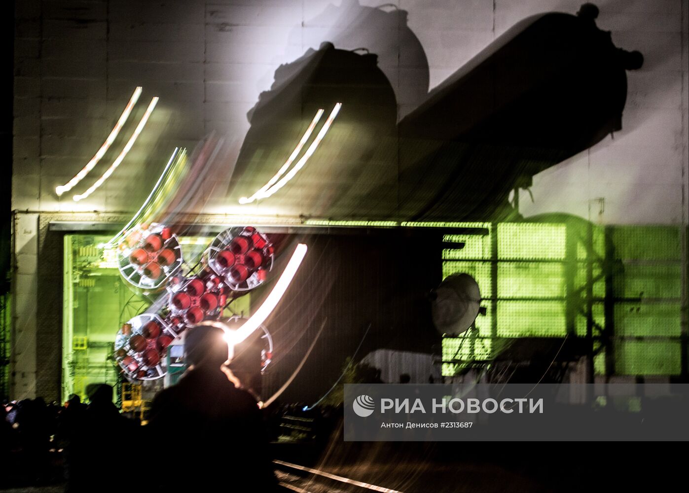 Вывоз и установка PH "Союз-ФГ" с ТПК "Союз ТМА-11М" на старт космодрома "Байконур"