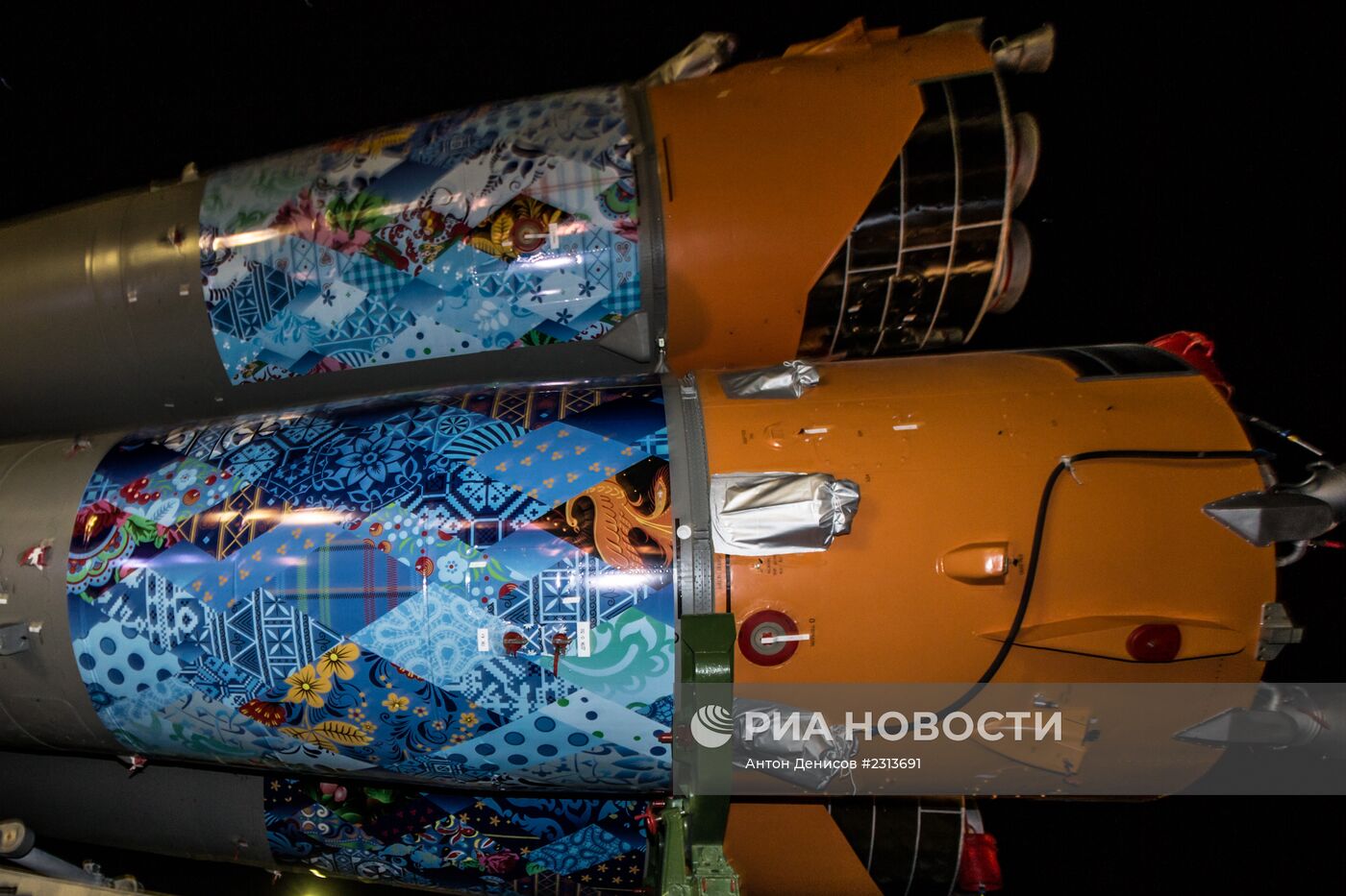 Вывоз и установка PH "Союз-ФГ" с ТПК "Союз ТМА-11М" на старт космодрома "Байконур"