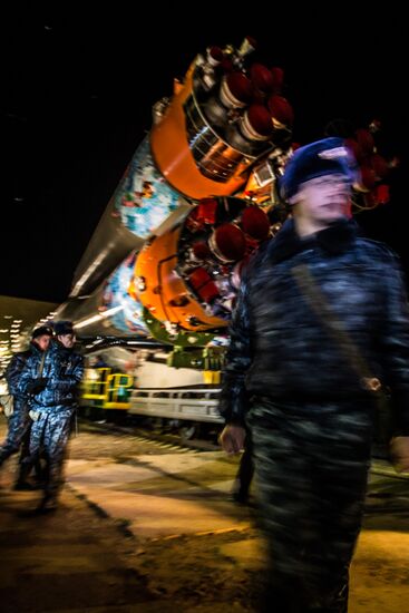Вывоз и установка PH "Союз-ФГ" с ТПК "Союз ТМА-11М" на старт космодрома "Байконур"