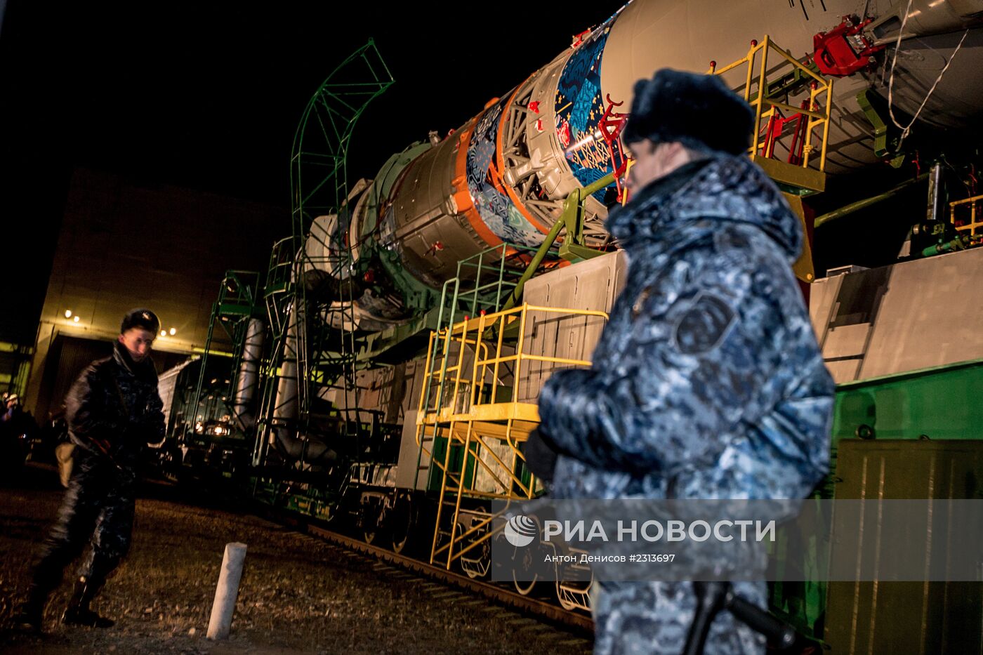 Вывоз и установка PH "Союз-ФГ" с ТПК "Союз ТМА-11М" на старт космодрома "Байконур"
