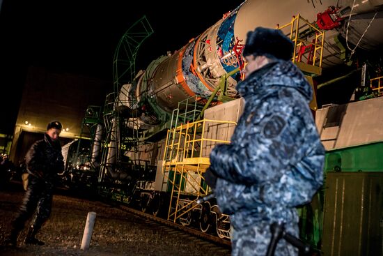 Вывоз и установка PH "Союз-ФГ" с ТПК "Союз ТМА-11М" на старт космодрома "Байконур"