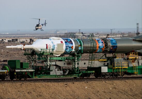 Вывоз и установка PH "Союз-ФГ" с ТПК "Союз ТМА-11М" на старт космодрома "Байконур"