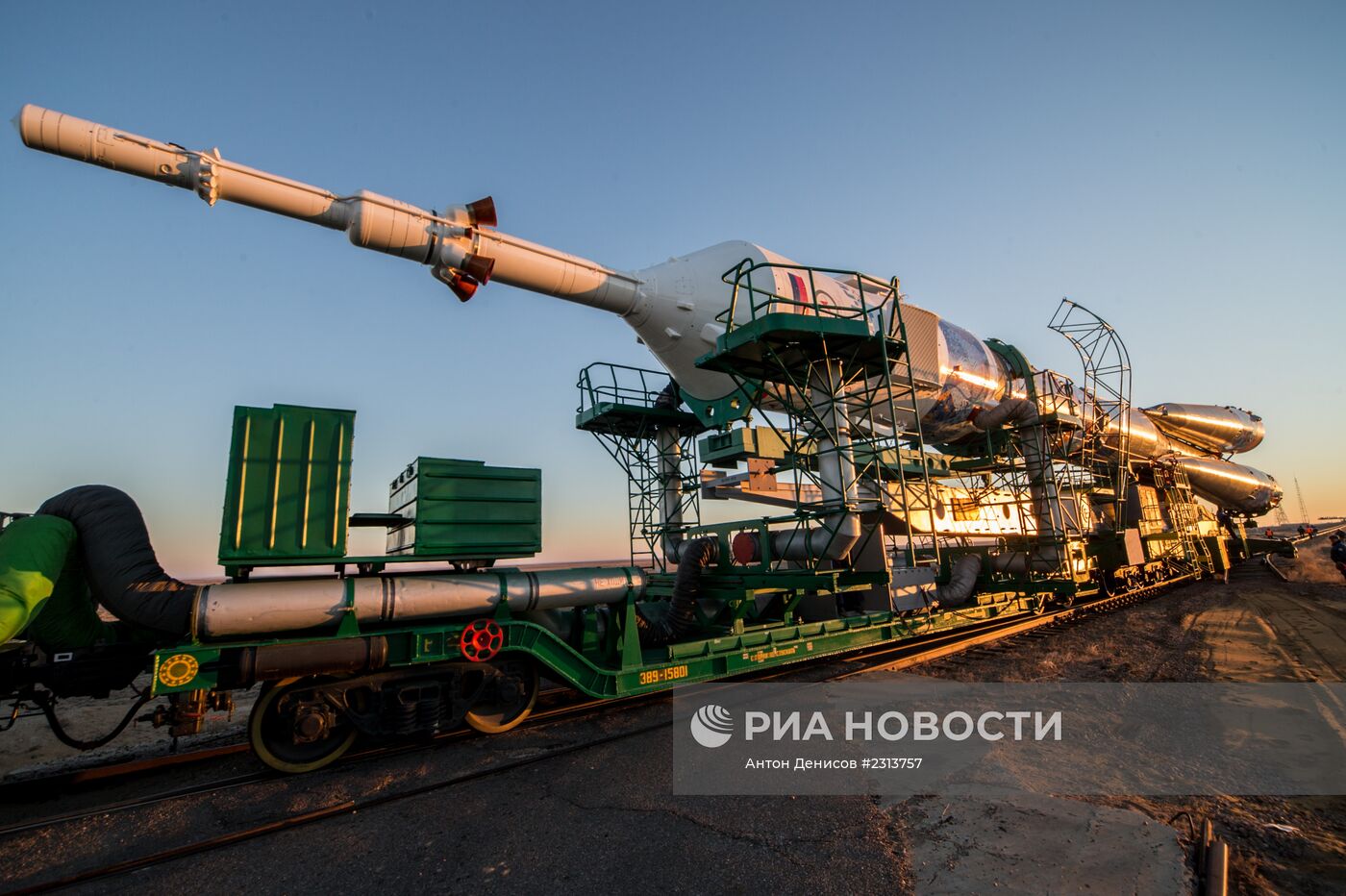 Вывоз и установка PH "Союз-ФГ" с ТПК "Союз ТМА-11М" на старт космодрома "Байконур"