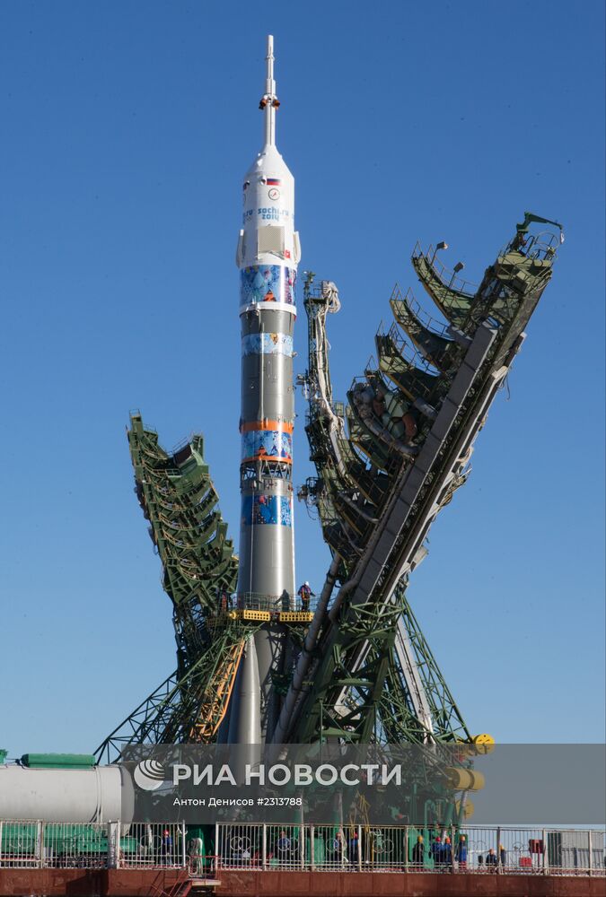 Вывоз и установка PH "Союз-ФГ" с ТПК "Союз ТМА-11М" на старт космодрома "Байконур"