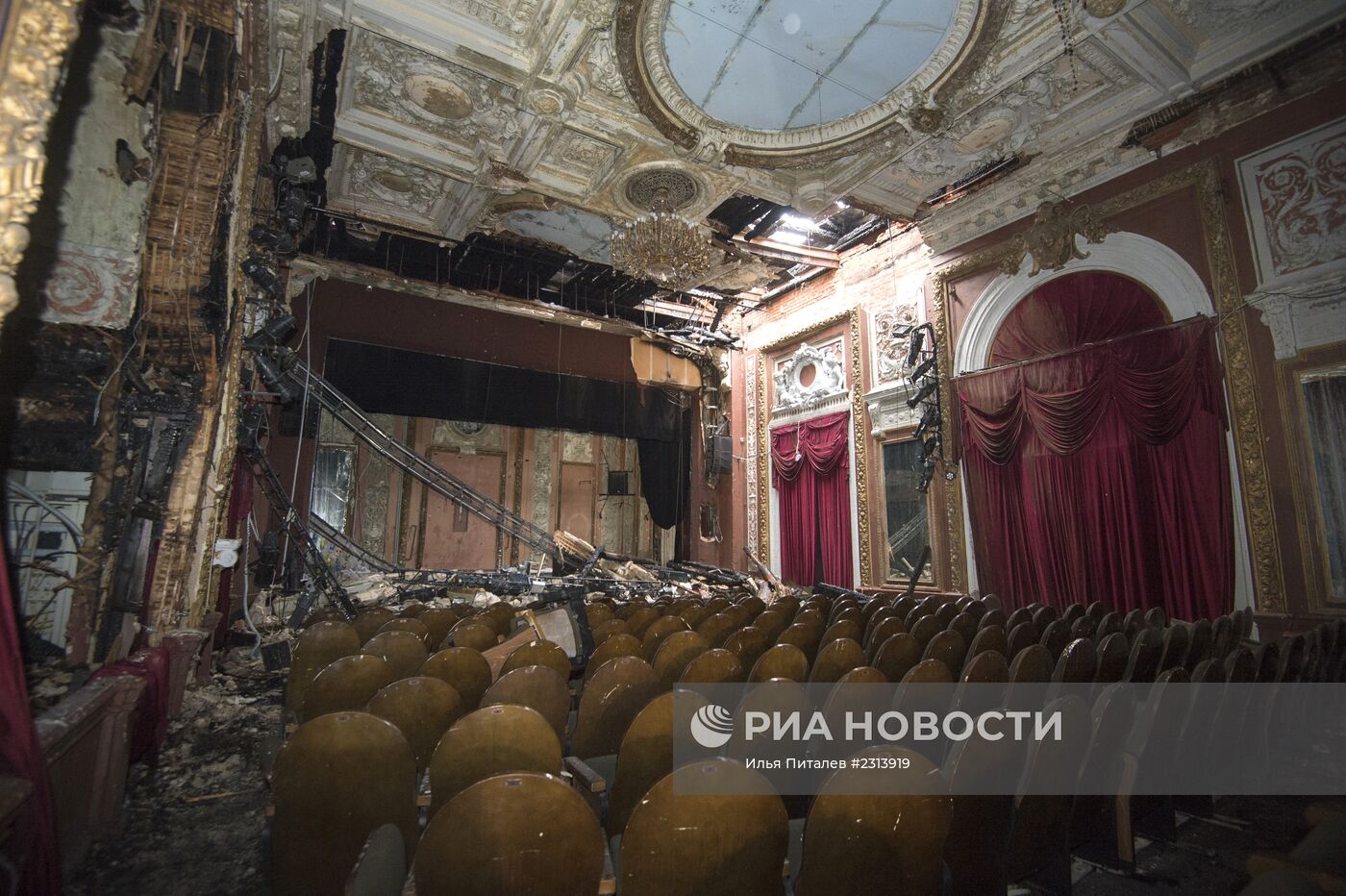 С.Капков посетил сгоревший театр "Школа современной пьесы"