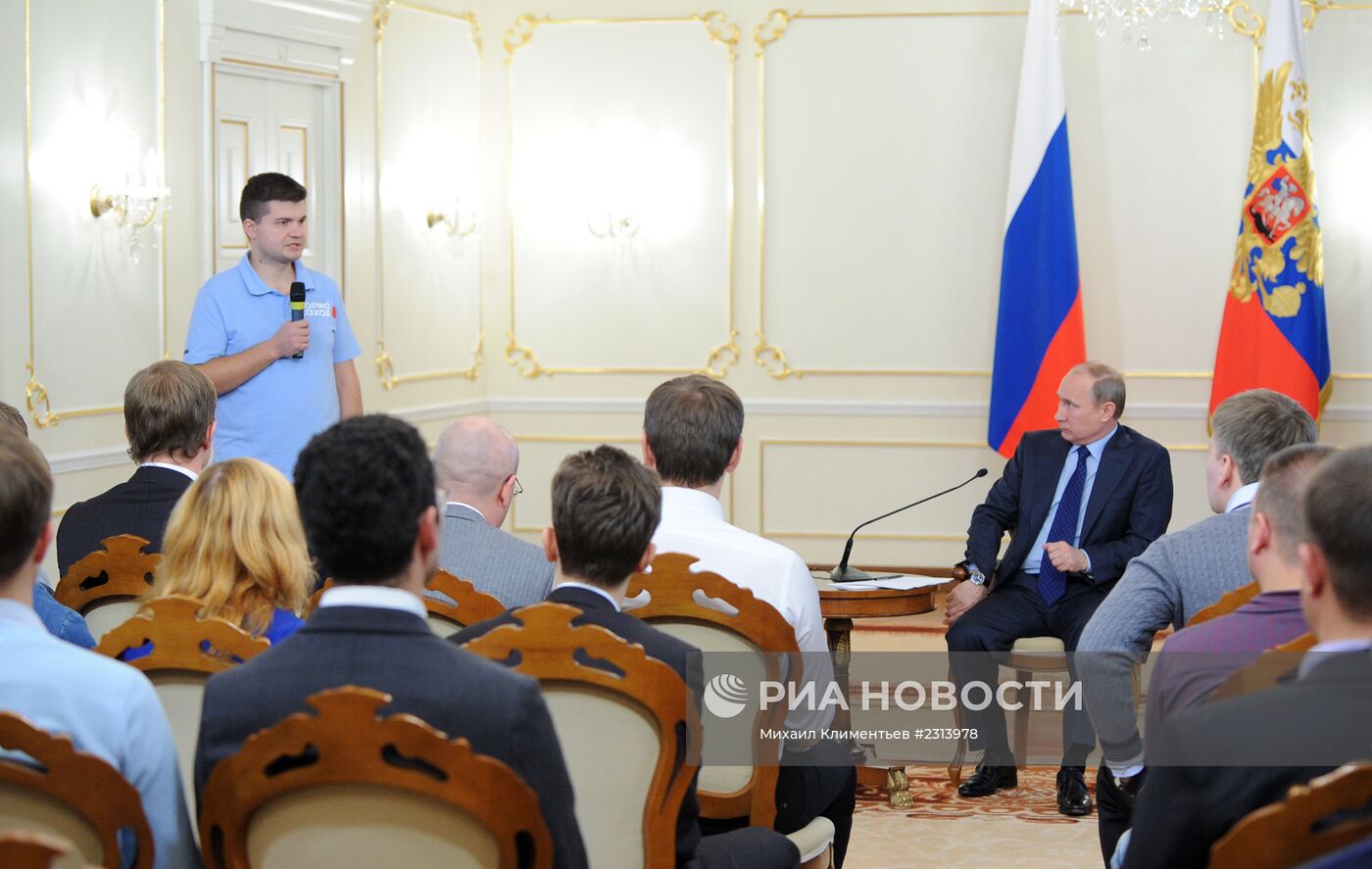 В.Путин встретился с участниками проекта "Стартапы в интернете"