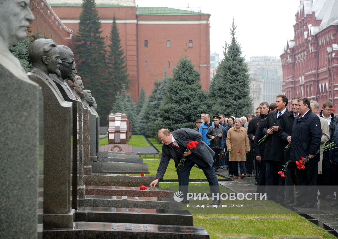 Возложение цветов к Мавзолею на Красной площади