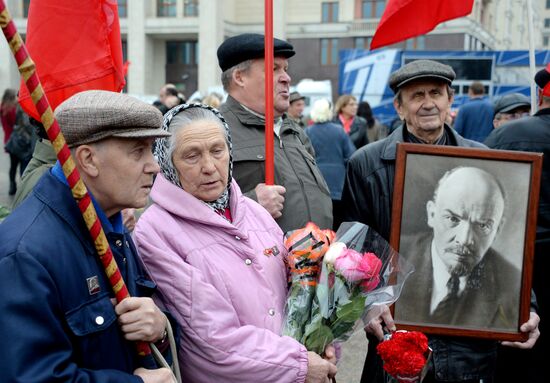 Возложение цветов к Мавзолею на Красной площади