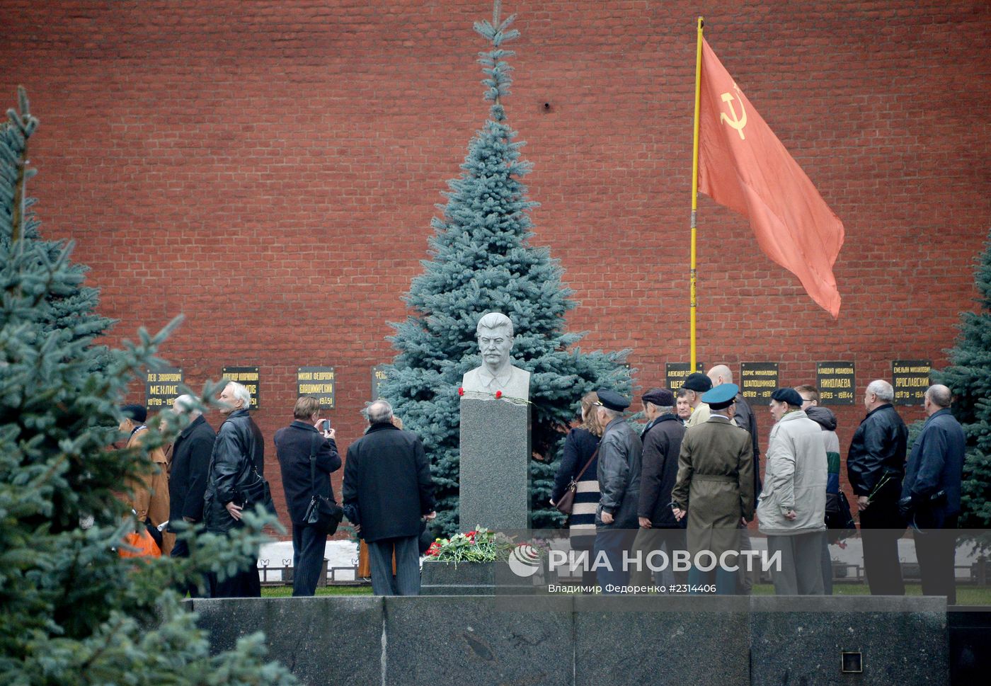 Возложение цветов к Мавзолею на Красной площади
